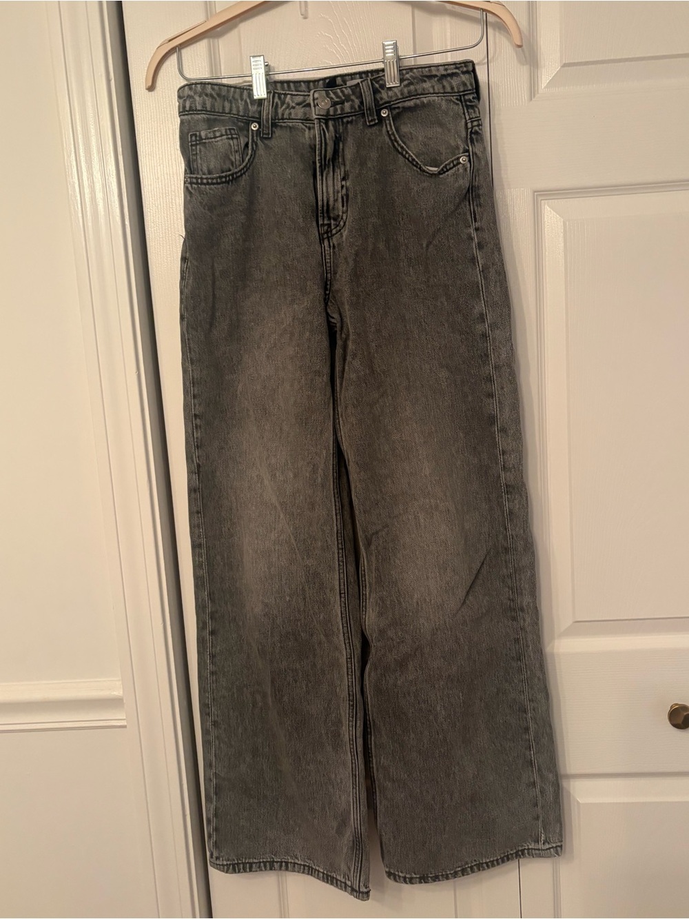 H&M Womens Straight Jeans in Washed Black-Gray